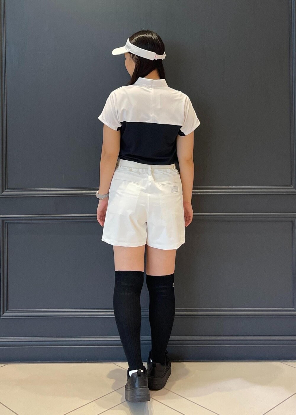 ブラック系のTシャツ/カットソー、ホワイト系のその他パンツを着用したレディースの春コーディネートの2枚目の写真
