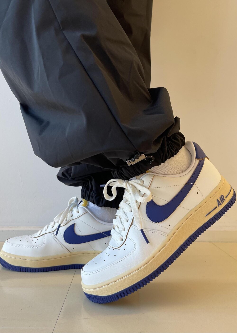 「カーゴパンツ、ニット、ニットジャケット、ショート丈、撥水、UV、NERGY、NIKE、スニーカー、パンツ、バックスタイル、アスレジャー」｜「NERGYの【UV&水陸両用】MONDRIAN エンボススポーツブラ（ブラジャー、ブルー系）」を使った、bnbn419さん（レディース・164cm）の冬コーディネートの5枚目の写真