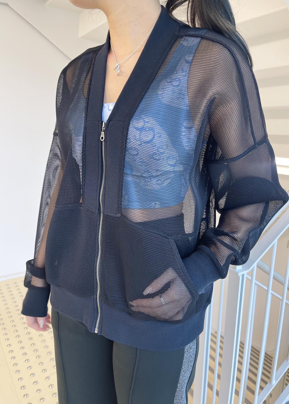 ブラック系のカーディガン/ボレロ、ホワイト系のスニーカー、ブラック系のその他パンツを着用したレディースの冬コーディネートの4枚目の写真