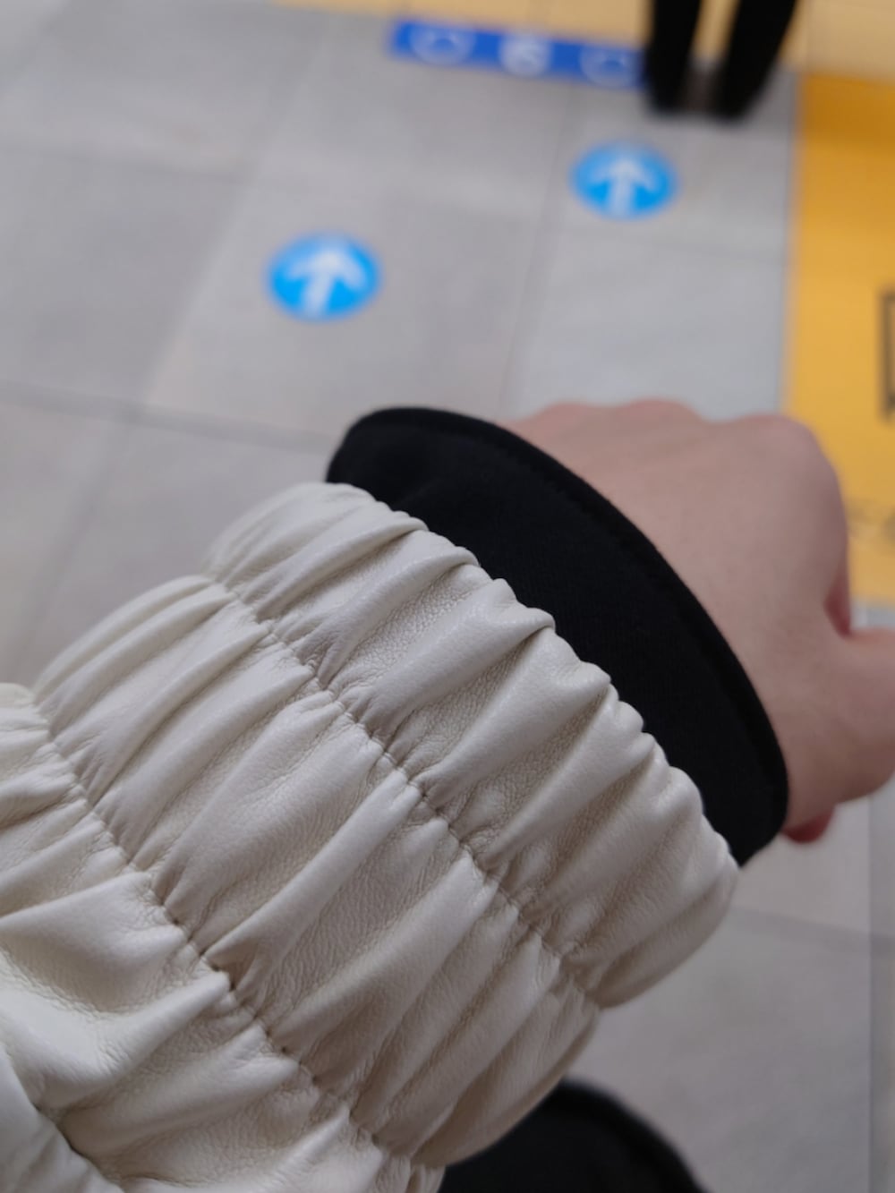 ブルー系のデニムパンツ、ブラック系のシャツ/ブラウス、ブラック系のドレスシューズを着用したメンズの春コーディネートの4枚目の写真