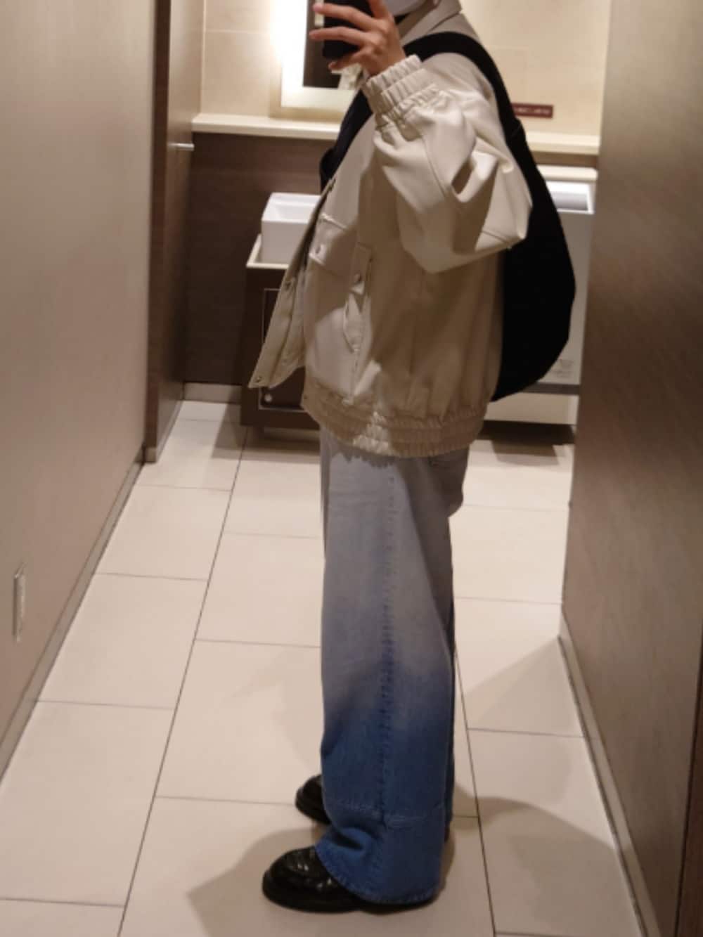 ブルー系のデニムパンツ、ブラック系のシャツ/ブラウス、ブラック系のドレスシューズを着用したメンズの春コーディネートの3枚目の写真