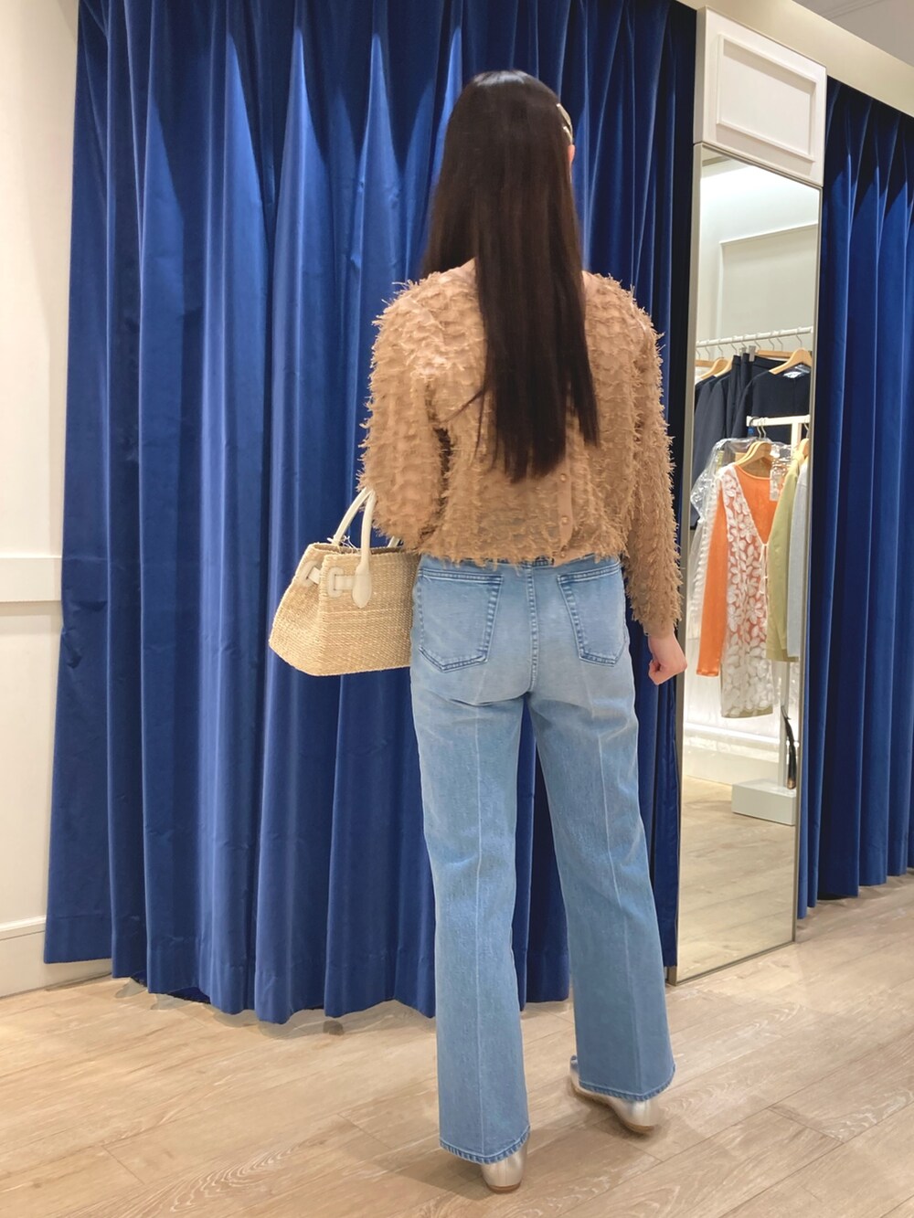 「春コーデ、春服みてみて、春、春服コーデ、ショート丈トップス、デニム、デニムコーデ、デニムパンツ、カジュアルコーデ、カジュアル、カゴトート、オトナカジュアル、シンプルコーデ、バレエシューズ、NOLLEY'S」｜「Rie Millerのセンタープレスハイウエストデニム（デニムパンツ、ブルー系）」を使った、ayanさん（レディース・160cm）の春コーディネートの3枚目の写真