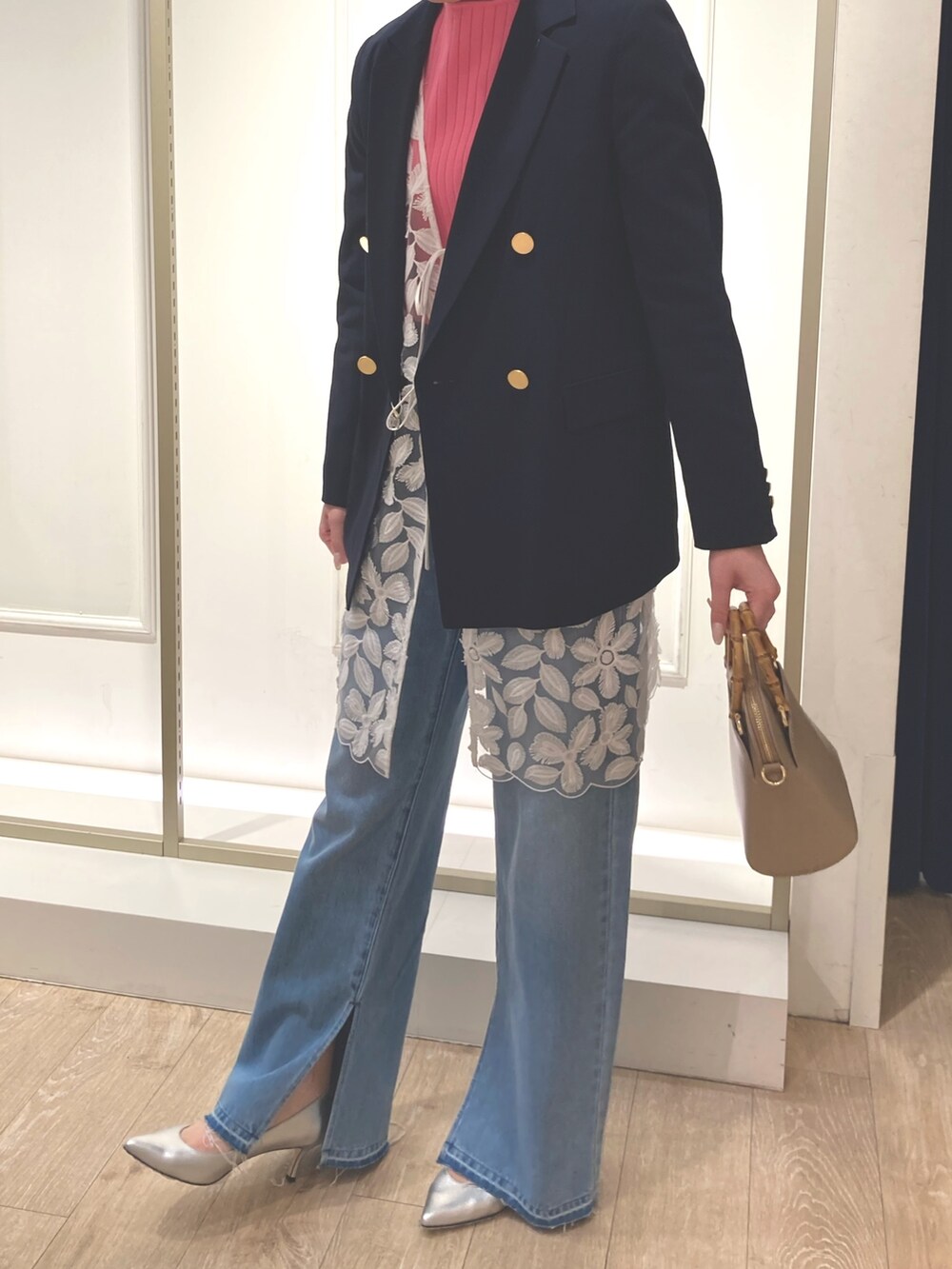 ブルー系のテーラードジャケット、ピンク系のニット/セーター、ホワイト系のシャツ/ブラウスを着用したレディースの冬コーディネートの2枚目の写真