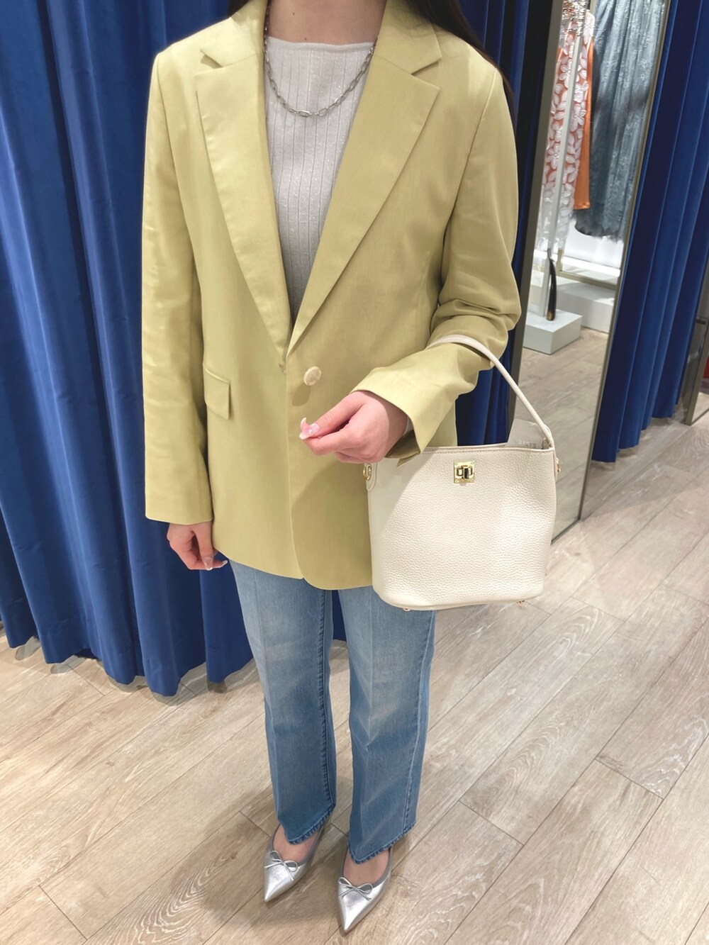「春コーデ、パステルカラー、ジャケット、ジャケットスタイル、デニム、デニムパンツ、きれいめカジュアル、カジュアル、キレイめ、パンツスタイル、春、お仕事コーデ、春カラー、NOLLEY'S、デニムコーデ」｜「Rie Millerのセンタープレスハイウエストデニム（デニムパンツ、ブルー系）」を使った、ayanさん（レディース・160cm）の春コーディネートの4枚目の写真