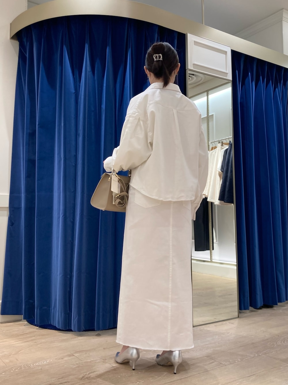 「デニム、カジュアルコーデ、ホワイトコーデ、ホワイト、デニムスカート、ロングスカート、スリットスカート、春色、春コーデ、NOLLEY'S、ノーリーズ、ワントーンコーデ、ワントーン、ショルダーバッグ、大人カジュアル」｜「Rie Millerのスリットロングデニムスカート（デニムスカート、ホワイト系）」を使った、ayanさん（レディース・160cm）の冬コーディネートの3枚目の写真