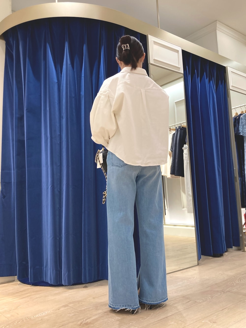 「デニム、カジュアルコーデ、シンプル、パンツスタイル、パンツコーデ、デニムパンツ、デニムジャケット、おしゃれさんと繋がりたい、ホワイトデニム、スリット、ハイウエスト、春コーデ、春、NOLLEY'S、ノーリーズ」｜「Rie Millerのスリットフレアハイウエストデニム（デニムパンツ、ブルー系）」を使った、ayanさん（レディース・160cm）の冬コーディネートの3枚目の写真