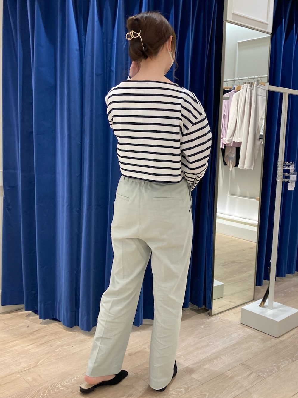「NOLLEY'S、ボーダー、ボーダートップス、ロングTシャツ、ロンT、セミワイドパンツ、グリーンパンツ、ピスタチオグリーン、カジュアルコーデ、カジュアルスタイル、パンツスタイル、パンツコーデ、春コーデ、春色、ショート丈トップス」｜「NOLLEY’Sの【Le minor/ルミノア】別注ボーダークロップド丈プルオーバーカットソー（Tシャツ/カットソー、ホワイト系）」を使った、ayanさん（レディース・160cm）の春コーディネートの2枚目の写真