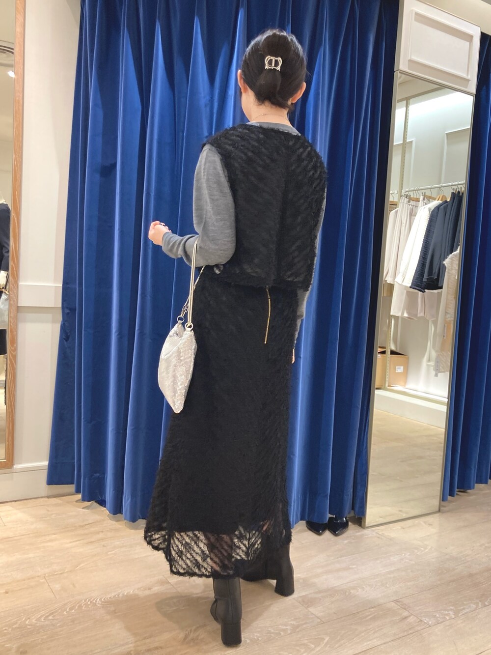 「冬コーデ、ニット、セットアップ、セットアップスタイル、ベスト、ベストコーデ、ブラックコーデ、タイトスカート、お出かけコーデ、休日スタイル、カジュアルコーデ、オトナカジュアル、大人コーデ、キラキラバッグ、ミニバッグ」｜「NOLLEY’Sのウォッシャブルフェザーチュールナロースカート（スカート、ブラック系）」を使った、ayanさん（レディース・160cm）の冬コーディネートの5枚目の写真