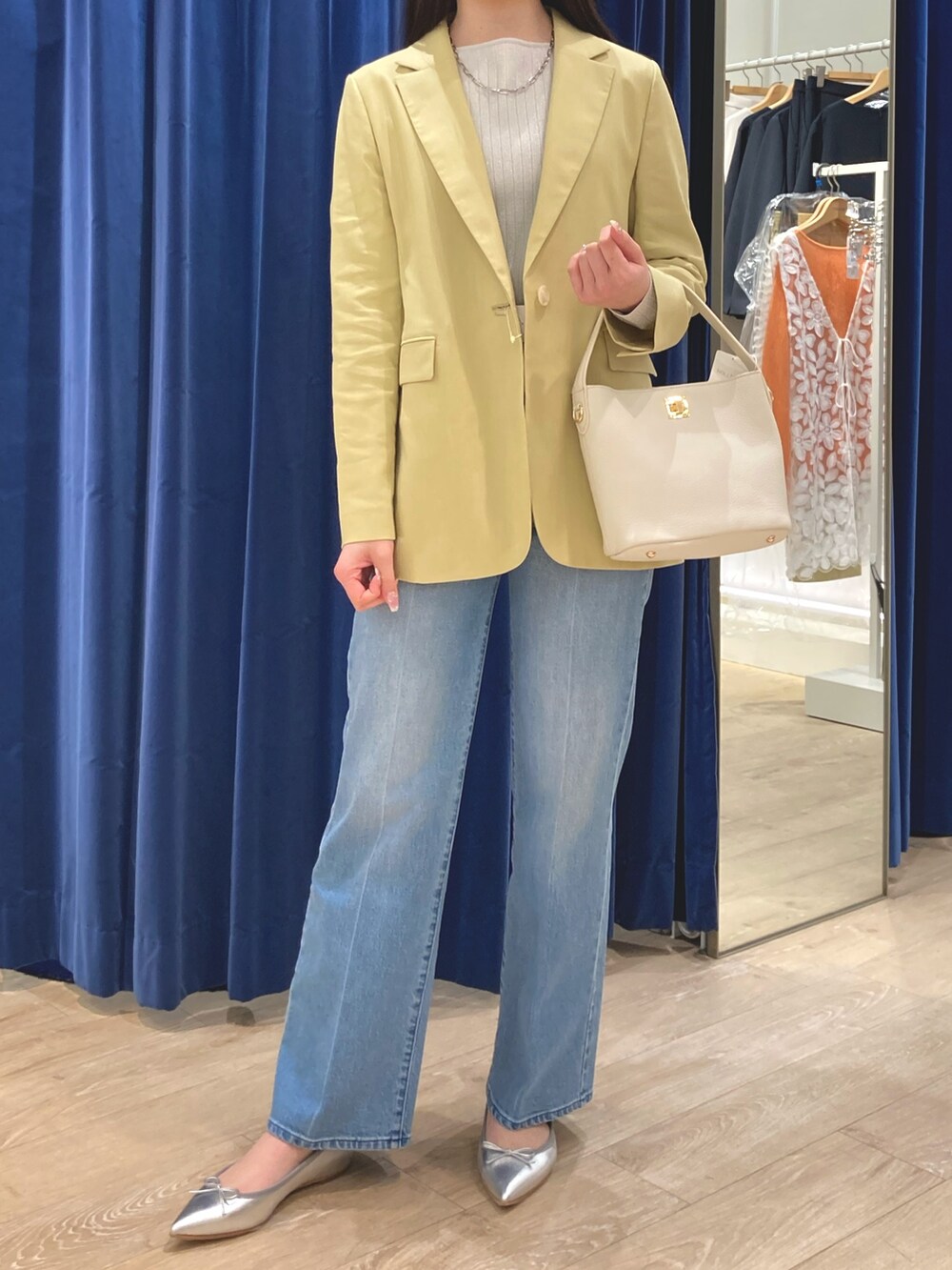 「春コーデ、パステルカラー、ジャケット、ジャケットスタイル、デニム、デニムパンツ、きれいめカジュアル、カジュアル、キレイめ、パンツスタイル、春、お仕事コーデ、春カラー、NOLLEY'S、デニムコーデ」｜「Rie Millerのセンタープレスハイウエストデニム（デニムパンツ、ブルー系）」を使った、ayanさん（レディース・160cm）の春コーディネートの2枚目の写真