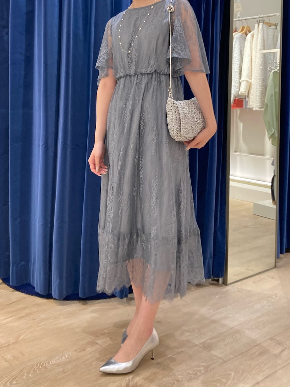 「ドレス、ワンピース、結婚式、結婚式二次会スタイル、結婚式 ワンピース、キレイめ、ドレスシューズ、レース、NOLLEY'S、ショルダーバッグ、シルバー、ワンピーススタイル、きれいめコーディネート、パールネックレス、デートコーデ」｜「NOLLEY’Sのプレーンヒールパンプス（パンプス、シルバー系）」を使った、ayanさん（レディース・160cm）の春コーディネートの2枚目の写真