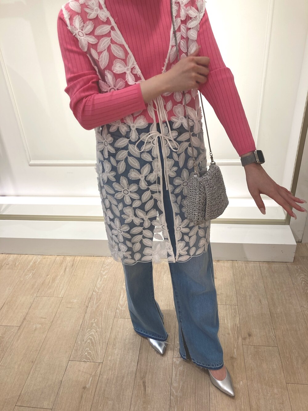 ブルー系のテーラードジャケット、ピンク系のニット/セーター、ホワイト系のシャツ/ブラウスを着用したレディースの冬コーディネートの6枚目の写真