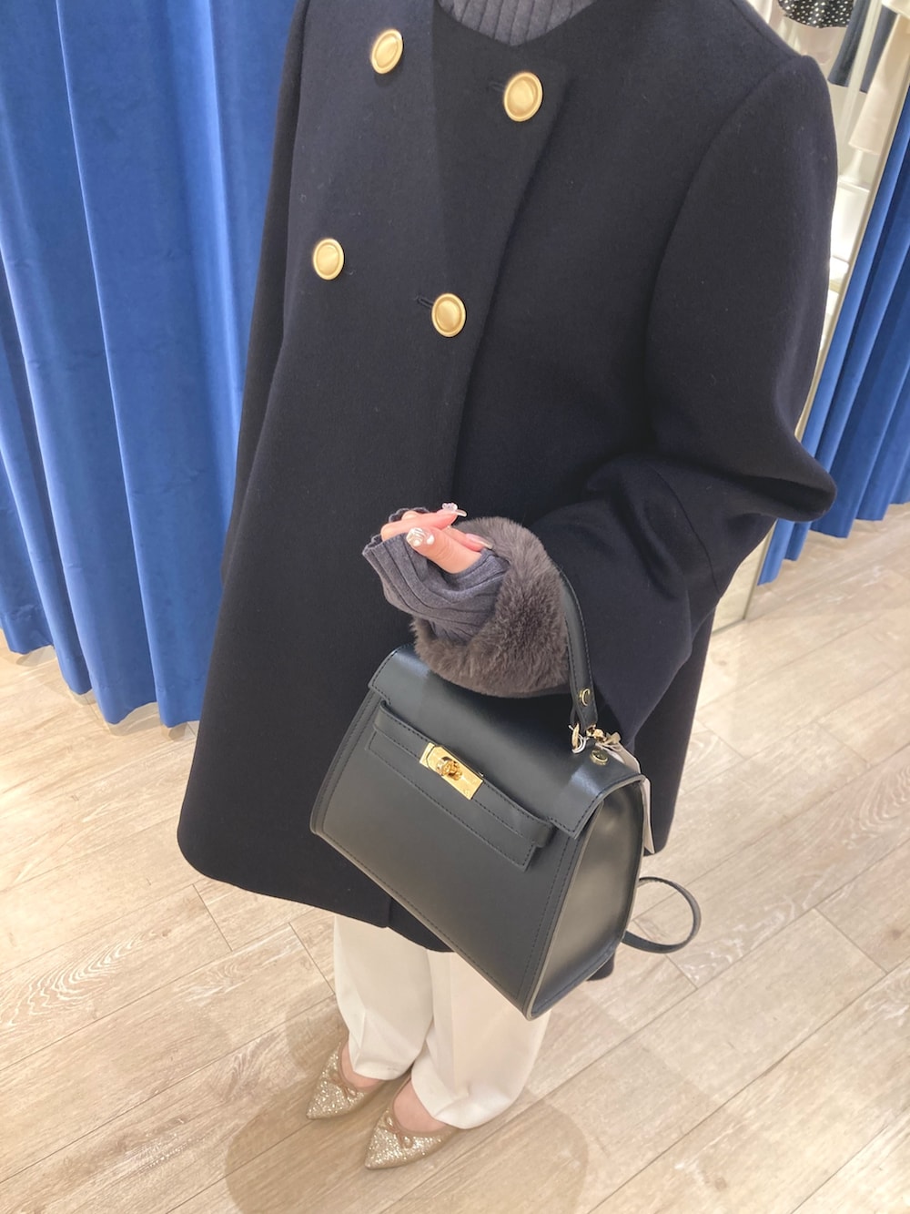 「お出かけコーデ、冬のコーデ、ニットコーデ、大人コーデ、パンツスタイル、きれいめカジュアル、クリスマスに着たい服、休日コーデ、キレイめ、キレイめコーデ、冬アウター、コート、休日スタイル、NOLLEY'S、ワイドパンツ」｜「NOLLEY’Sのカシミヤ混ノーカラーチェンジ釦コート（その他アウター、ブルー系）」を使った、ayanさん（レディース・160cm）の冬コーディネートの4枚目の写真