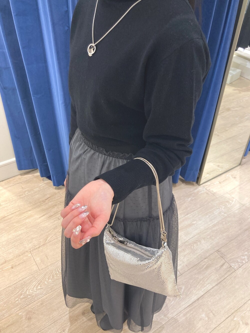 「休日スタイル、お出かけコーデ、冬のコーデ、きれいめカジュアル、キレイめ、休日コーデ、スカートスタイル、シルバー、チュールスカート、チュール、スカート、ハイネック、NOLLEY'S、ブーツ、オトナカワイイ」｜「NOLLEY’Sのドラマティックリバーシブルスカート（スカート、グリーン系）」を使った、ayanさん（レディース・160cm）の冬コーディネートの4枚目の写真