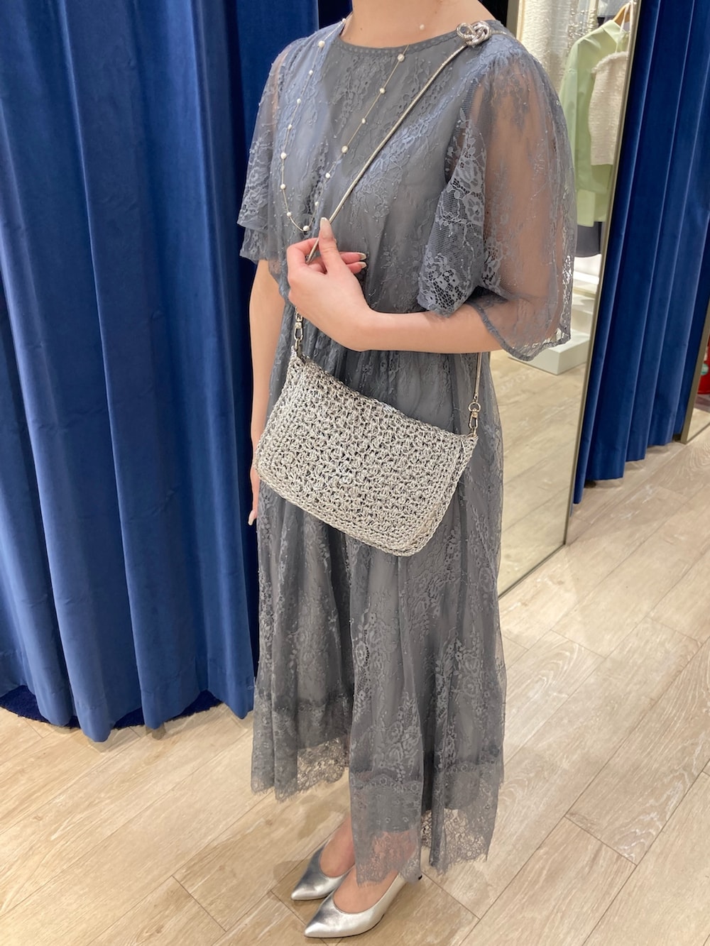 「ドレス、ワンピース、結婚式、結婚式二次会スタイル、結婚式 ワンピース、キレイめ、ドレスシューズ、レース、NOLLEY'S、ショルダーバッグ、シルバー、ワンピーススタイル、きれいめコーディネート、パールネックレス、デートコーデ」｜「NOLLEY’Sのプレーンヒールパンプス（パンプス、シルバー系）」を使った、ayanさん（レディース・160cm）の春コーディネートの4枚目の写真