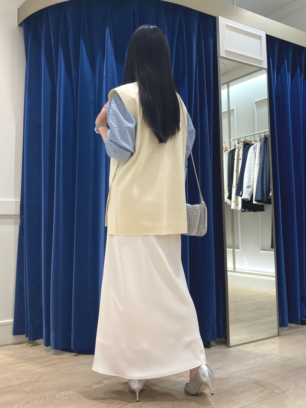 「パステルカラー、レイヤードスタイル、大人カジュアル、お出かけコーデ、きれいめカジュアル、リボンブラウス、NOLLEY'S、ベスト、ブラウス、スカート、ナロースカート、淡色コーデ、春服コーデ、春、キレイめカジュアル」｜「Rie Millerのミラクルウエーブボウタイブラウス（シャツ/ブラウス、ブルー系）」を使った、ayanさん（レディース・160cm）の春コーディネートの3枚目の写真