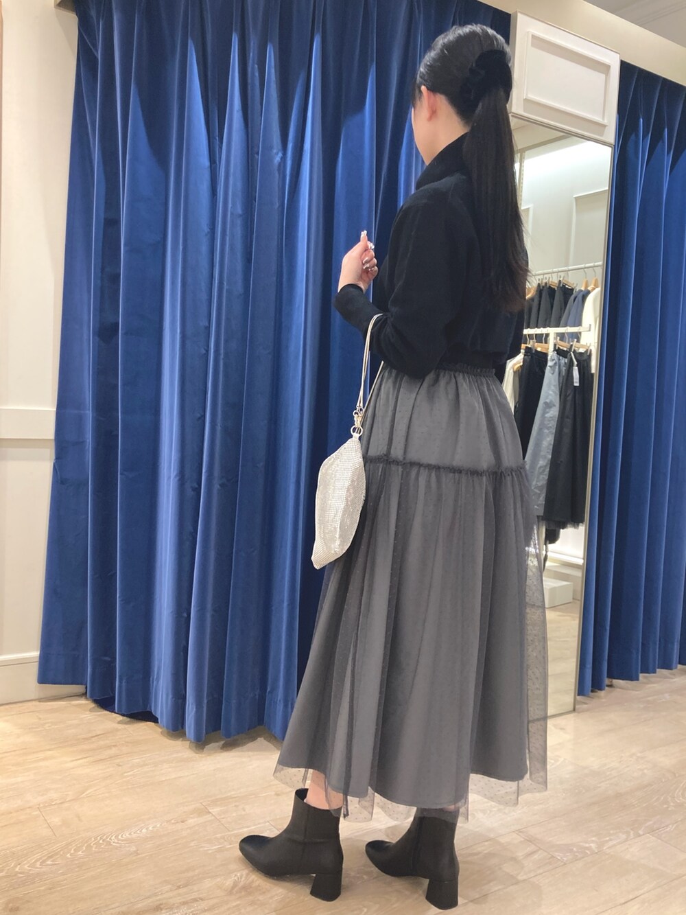 「休日スタイル、お出かけコーデ、冬のコーデ、きれいめカジュアル、キレイめ、休日コーデ、スカートスタイル、シルバー、チュールスカート、チュール、スカート、ハイネック、NOLLEY'S、ブーツ、オトナカワイイ」｜「NOLLEY’Sのドラマティックリバーシブルスカート（スカート、グリーン系）」を使った、ayanさん（レディース・160cm）の冬コーディネートの2枚目の写真