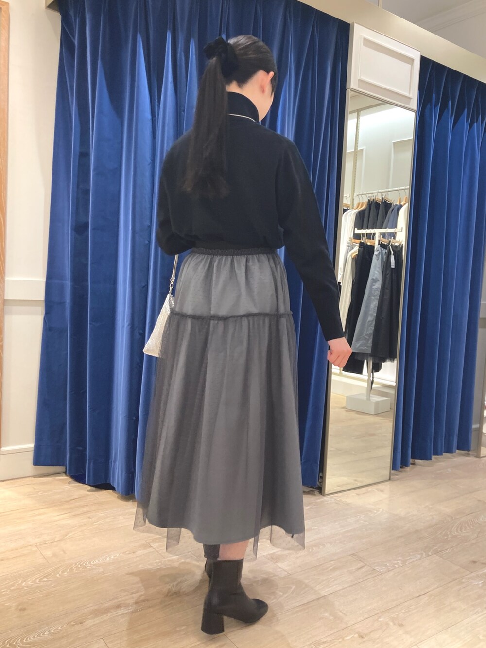 「休日スタイル、お出かけコーデ、冬のコーデ、きれいめカジュアル、キレイめ、休日コーデ、スカートスタイル、シルバー、チュールスカート、チュール、スカート、ハイネック、NOLLEY'S、ブーツ、オトナカワイイ」｜「NOLLEY’Sのドラマティックリバーシブルスカート（スカート、グリーン系）」を使った、ayanさん（レディース・160cm）の冬コーディネートの3枚目の写真