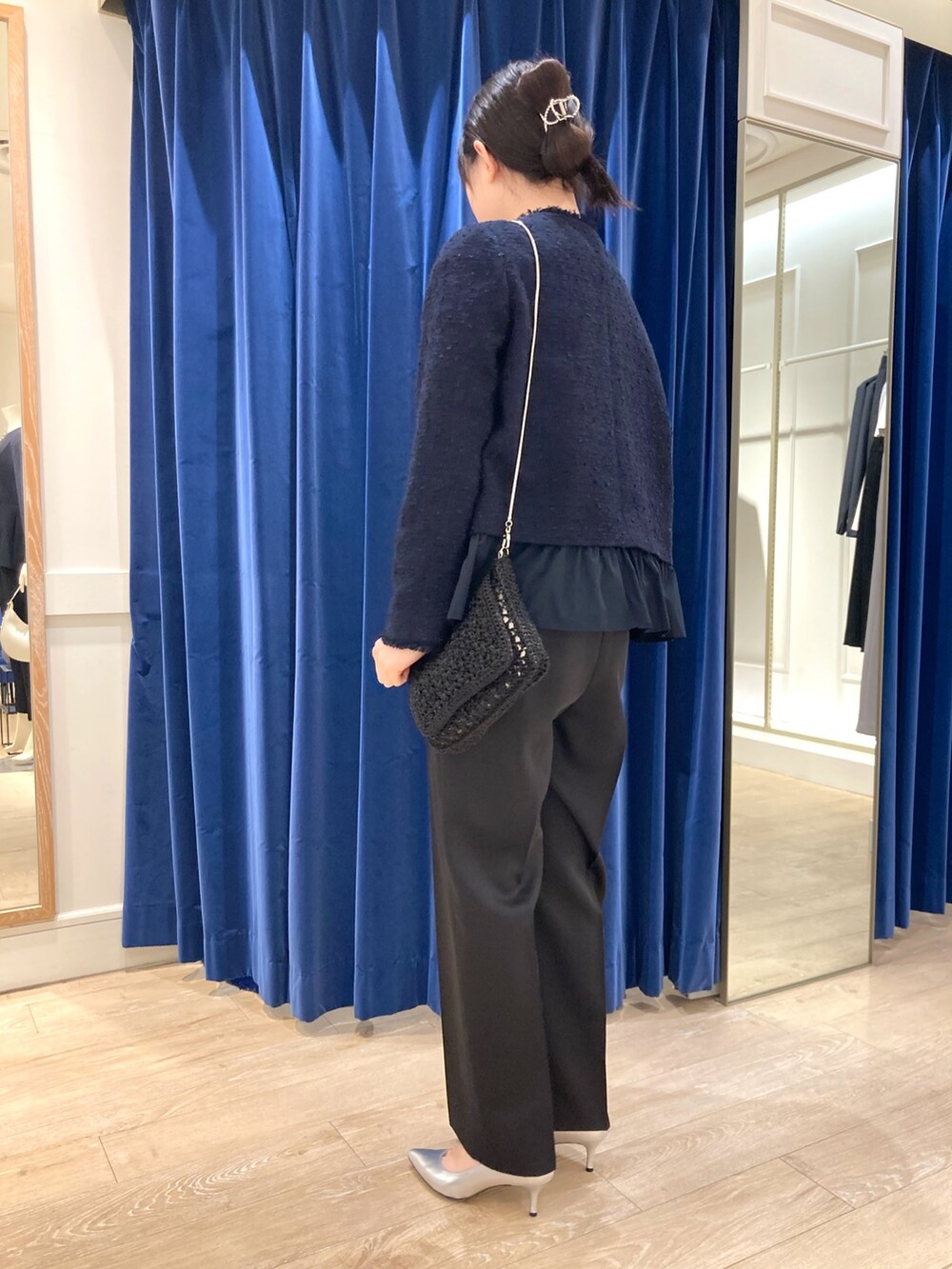 「オケージョン、オールインワン、サロペット、ジャケット、ジャケットスタイル、ツイード、ツイードジャケット、キレイめ、きれいめコーディネート、卒業式、入学式、ママコーデ、ママファッション、NOLLEY'S、ワントーンコーデ」｜「NOLLEY’Sのウォッシャブルサロペット（つなぎ/オールインワン、ブラック系）」を使った、ayanさん（レディース・160cm）の冬コーディネートの2枚目の写真