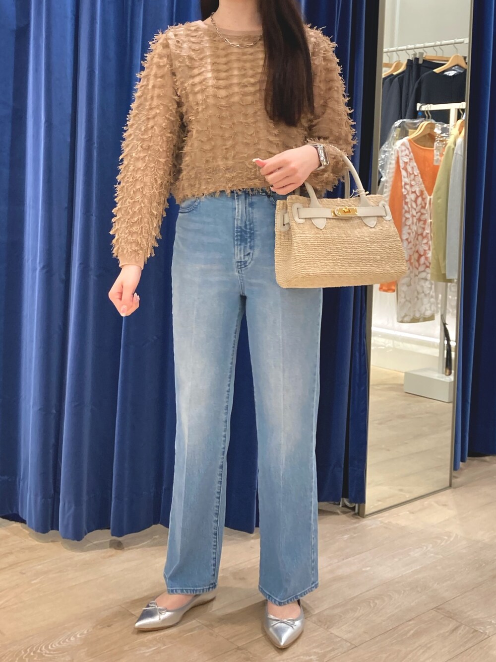 「春コーデ、春服みてみて、春、春服コーデ、ショート丈トップス、デニム、デニムコーデ、デニムパンツ、カジュアルコーデ、カジュアル、カゴトート、オトナカジュアル、シンプルコーデ、バレエシューズ、NOLLEY'S」｜「Rie Millerのセンタープレスハイウエストデニム（デニムパンツ、ブルー系）」を使った、ayanさん（レディース・160cm）の春コーディネートの2枚目の写真