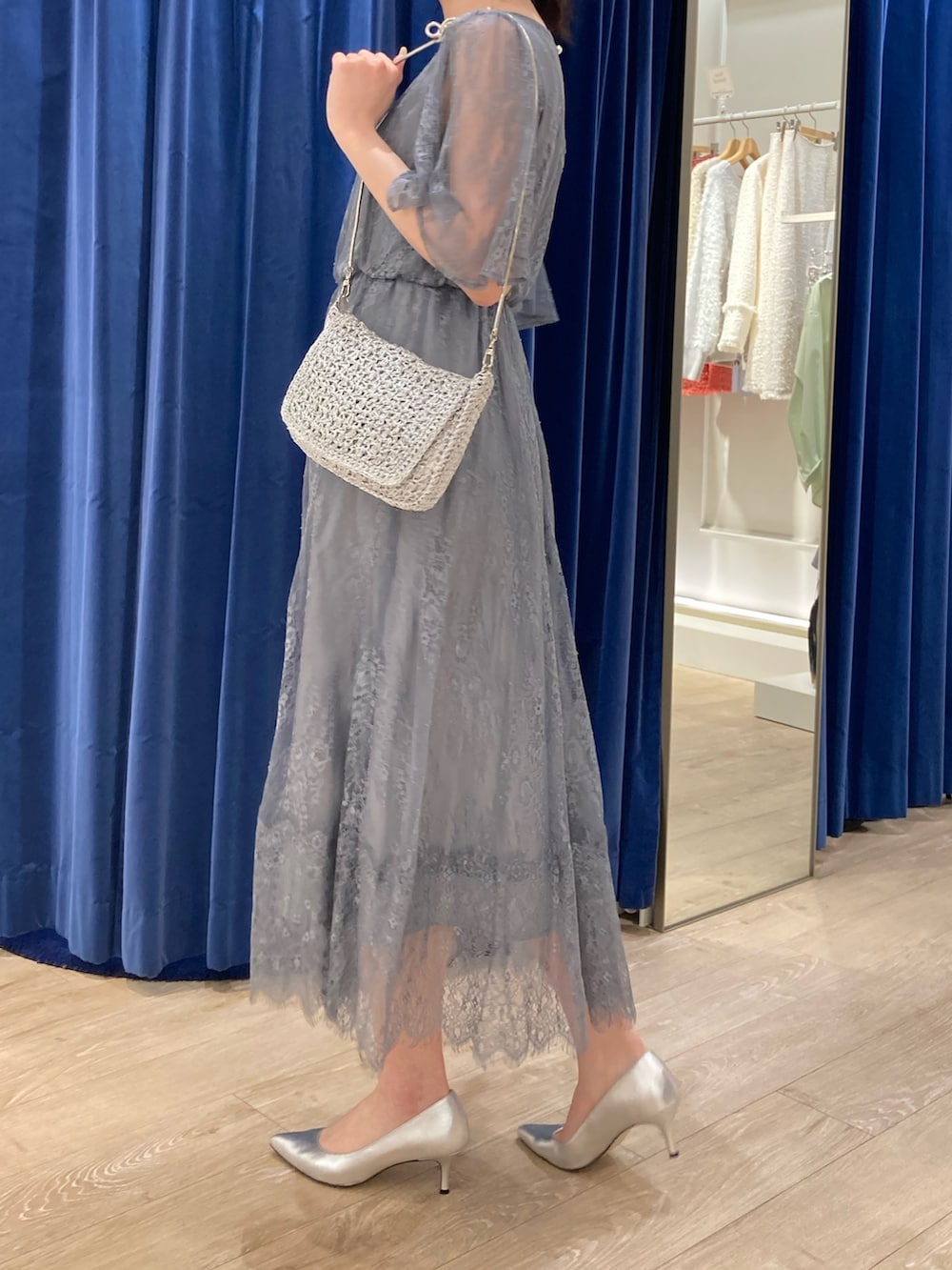 「ドレス、ワンピース、結婚式、結婚式二次会スタイル、結婚式 ワンピース、キレイめ、ドレスシューズ、レース、NOLLEY'S、ショルダーバッグ、シルバー、ワンピーススタイル、きれいめコーディネート、パールネックレス、デートコーデ」｜「NOLLEY’Sのプレーンヒールパンプス（パンプス、シルバー系）」を使った、ayanさん（レディース・160cm）の春コーディネートの3枚目の写真