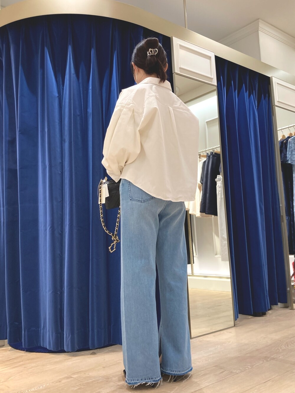 「デニム、カジュアルコーデ、シンプル、パンツスタイル、パンツコーデ、デニムパンツ、デニムジャケット、おしゃれさんと繋がりたい、ホワイトデニム、スリット、ハイウエスト、春コーデ、春、NOLLEY'S、ノーリーズ」｜「Rie Millerのスリットフレアハイウエストデニム（デニムパンツ、ブルー系）」を使った、ayanさん（レディース・160cm）の冬コーディネートの2枚目の写真