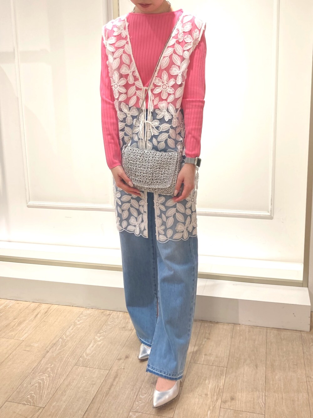 ブルー系のテーラードジャケット、ピンク系のニット/セーター、ホワイト系のシャツ/ブラウスを着用したレディースの冬コーディネートの4枚目の写真