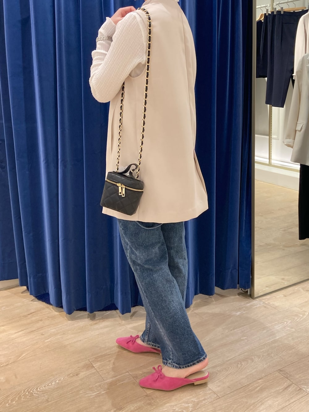 「ジレ、ジレスタイル、デニム、デニムパンツ、カジュアルコーデ、カジュアル、カジュアルスタイル、ワイドパンツ、パンツスタイル、パンツコーデ、NOLLEY'S、春コーデ」｜「NOLLEY’Sのウォッシャブルドライタスランステッチジレ（ベスト、ホワイト系）」を使った、ayanさん（レディース・160cm）の春コーディネートの2枚目の写真