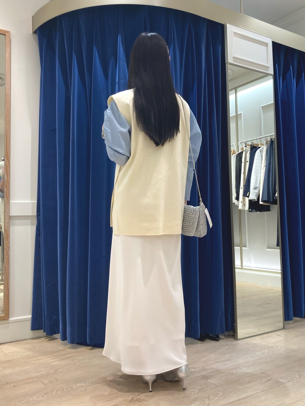 「パステルカラー、レイヤードスタイル、大人カジュアル、お出かけコーデ、きれいめカジュアル、リボンブラウス、NOLLEY'S、ベスト、ブラウス、スカート、ナロースカート、淡色コーデ、春服コーデ、春、キレイめカジュアル」｜「Rie Millerのミラクルウエーブボウタイブラウス（シャツ/ブラウス、ブルー系）」を使った、ayanさん（レディース・160cm）の春コーディネートの2枚目の写真