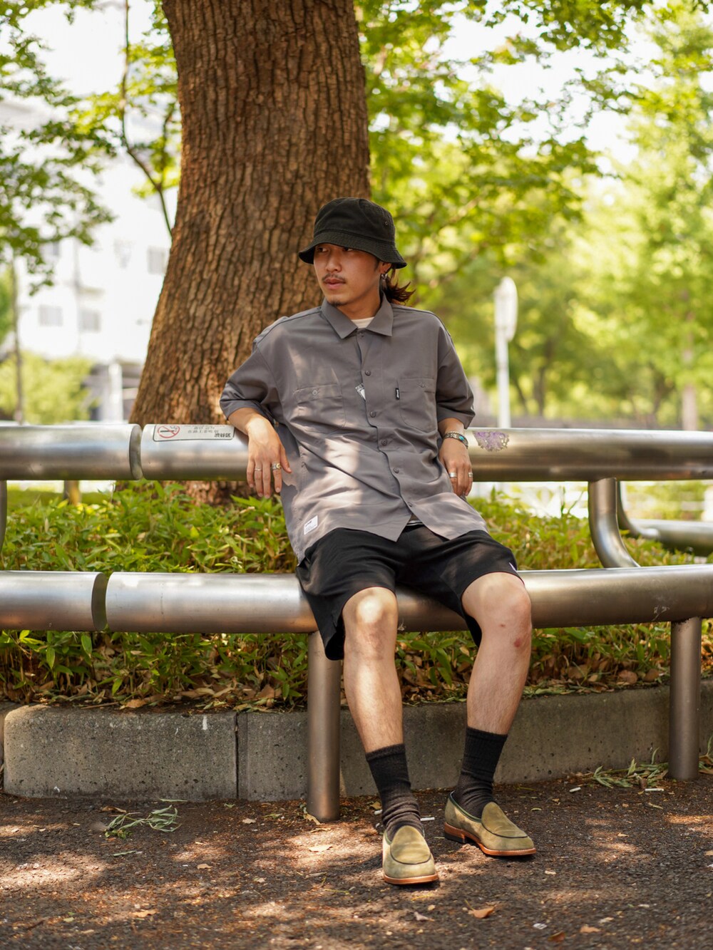 グレー系のシャツ/ブラウスを着用したメンズの夏コーディネートの2枚目の写真