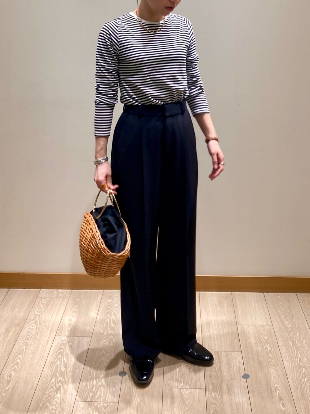 「大人カジュアル、春服コーデ、休日スタイル、ボーダー、お出かけコーデ、シアートップス、モノトーン、パンツコーデ、ワントーンコーデ、ロンT、スラックス、シンプル、低身長、着回しコーデ、定番」｜「fredy emueのハイツイストコットンコンパクトロンTシャツ（Tシャツ/カットソー、ホワイト系）」を使った、ishiさん（レディース・154cm）の春コーディネートの2枚目の写真