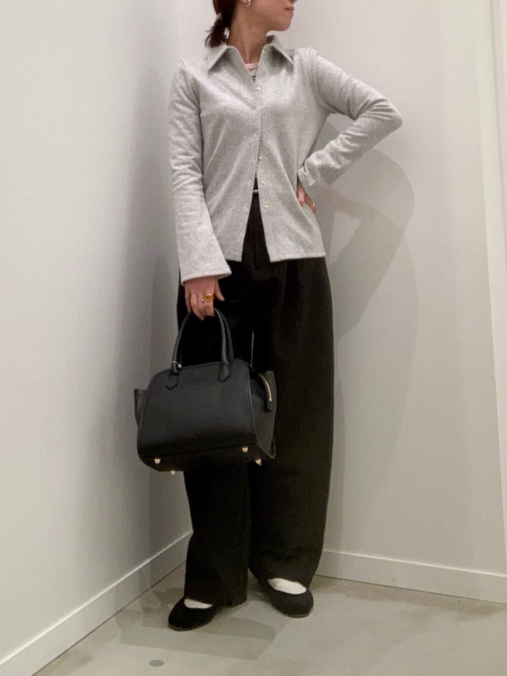 グレー系のカーディガン/ボレロ、グレー系のTシャツ/カットソー、ブラック系のチノパンツを着用したレディースの冬コーディネートの3枚目の写真