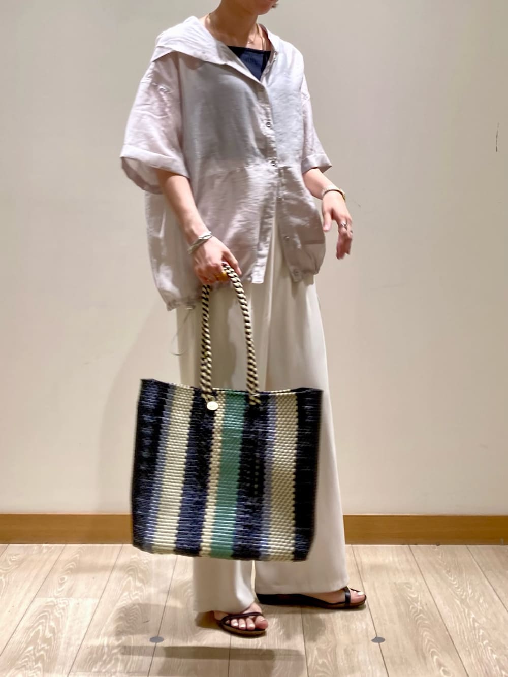 「お出かけコーデ、休日スタイル、シンプルコーデ、夏コーデ、シアートップス、着回しコーデ、メルカドバッグ、ホワイト、白パンツ、パンツスタイル、低身長コーデ、ママコーデ、イージーパンツ、フーディー、サンダルコーデ」｜「fredy emueの【Letra/レトラ】メルカドロングハンドルバッグ M（かごバッグ、ブラック系）」を使った、ishiさん（レディース・154cm）の夏コーディネートの3枚目の写真