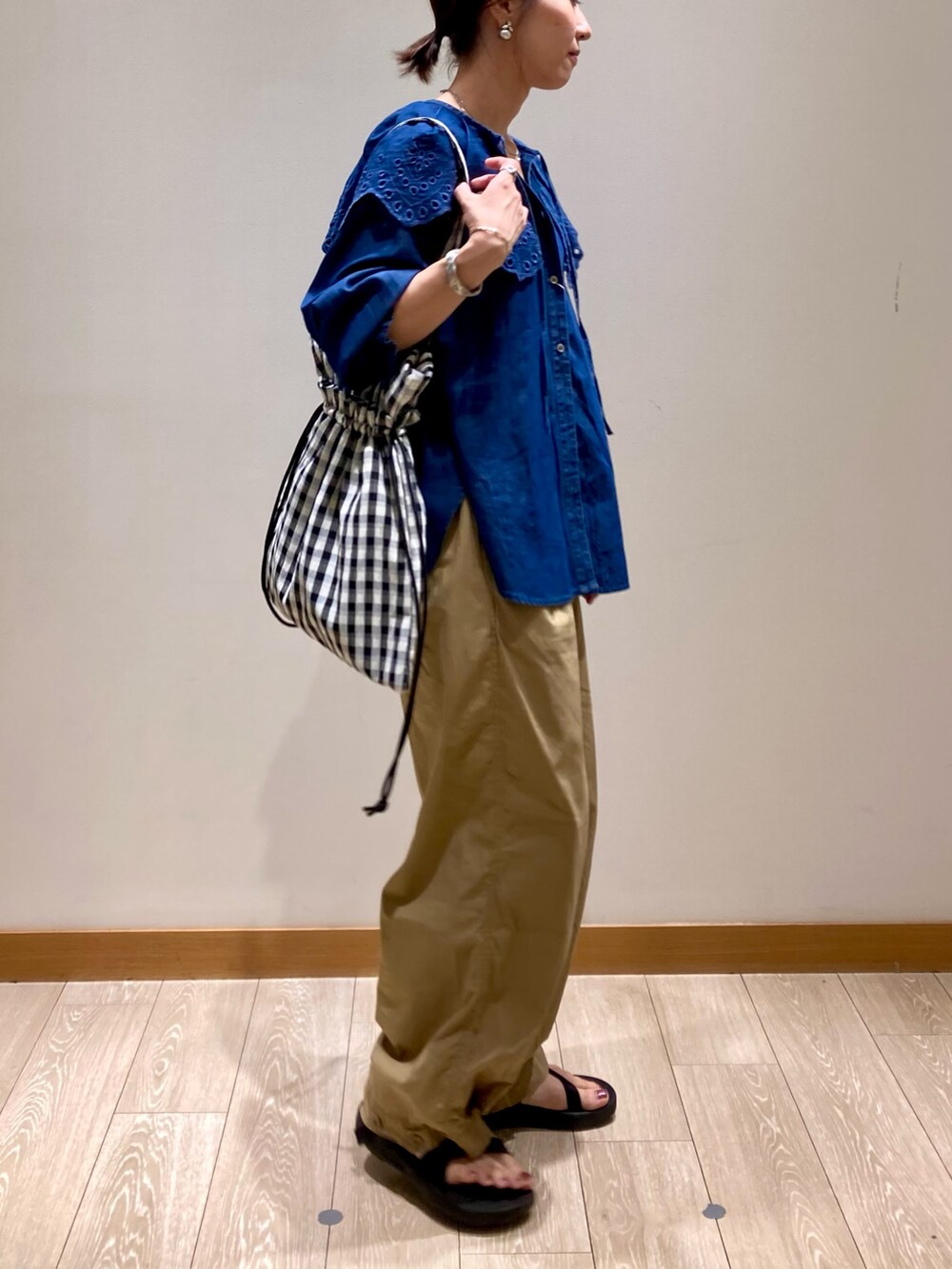 ブルー系のシャツ/ブラウス、ベージュ系のその他パンツ、ホワイト系のトートバッグを着用したレディースの夏コーディネートの3枚目の写真