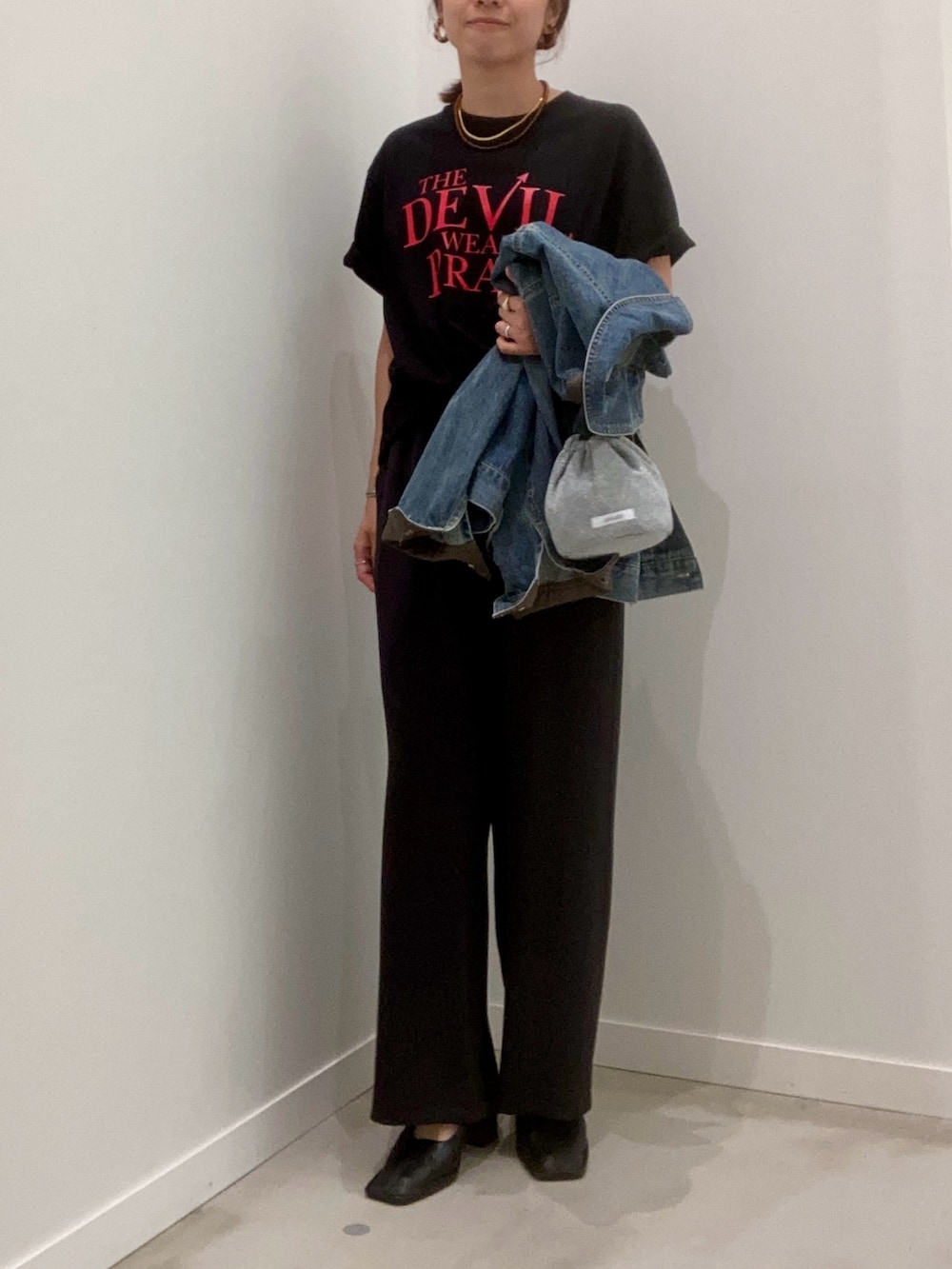 ブラック系のTシャツ/カットソー、ブルー系のデニムジャケット、ブラック系のその他パンツを着用したレディースの夏コーディネートの6枚目の写真