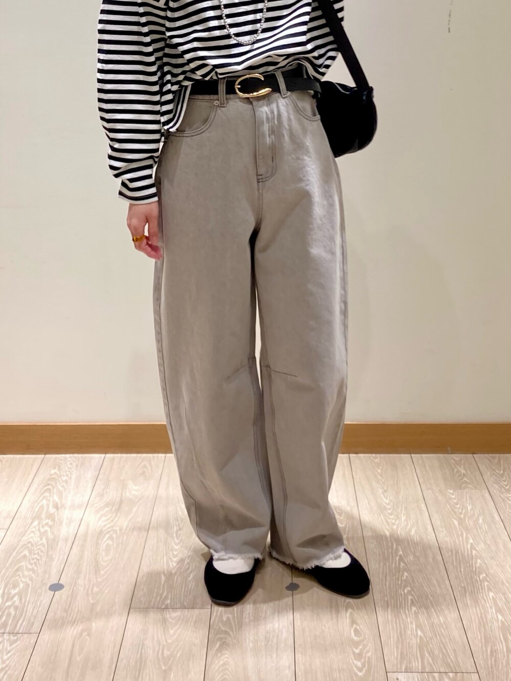 「ボーダー、休日スタイル、春服、デニム、150cm台コーデ、大人かわいい、パンツスタイル、カーブパンツ、ハート、カットソー、ショルダーバッグ、低身長、着回しコーデ、ブラック、ロングネックレス」｜「fredy emueのボーダーハートパッチプルオーバー（Tシャツ/カットソー、ブラック系）」を使った、ishiさん（レディース・154cm）の春コーディネートの10枚目の写真