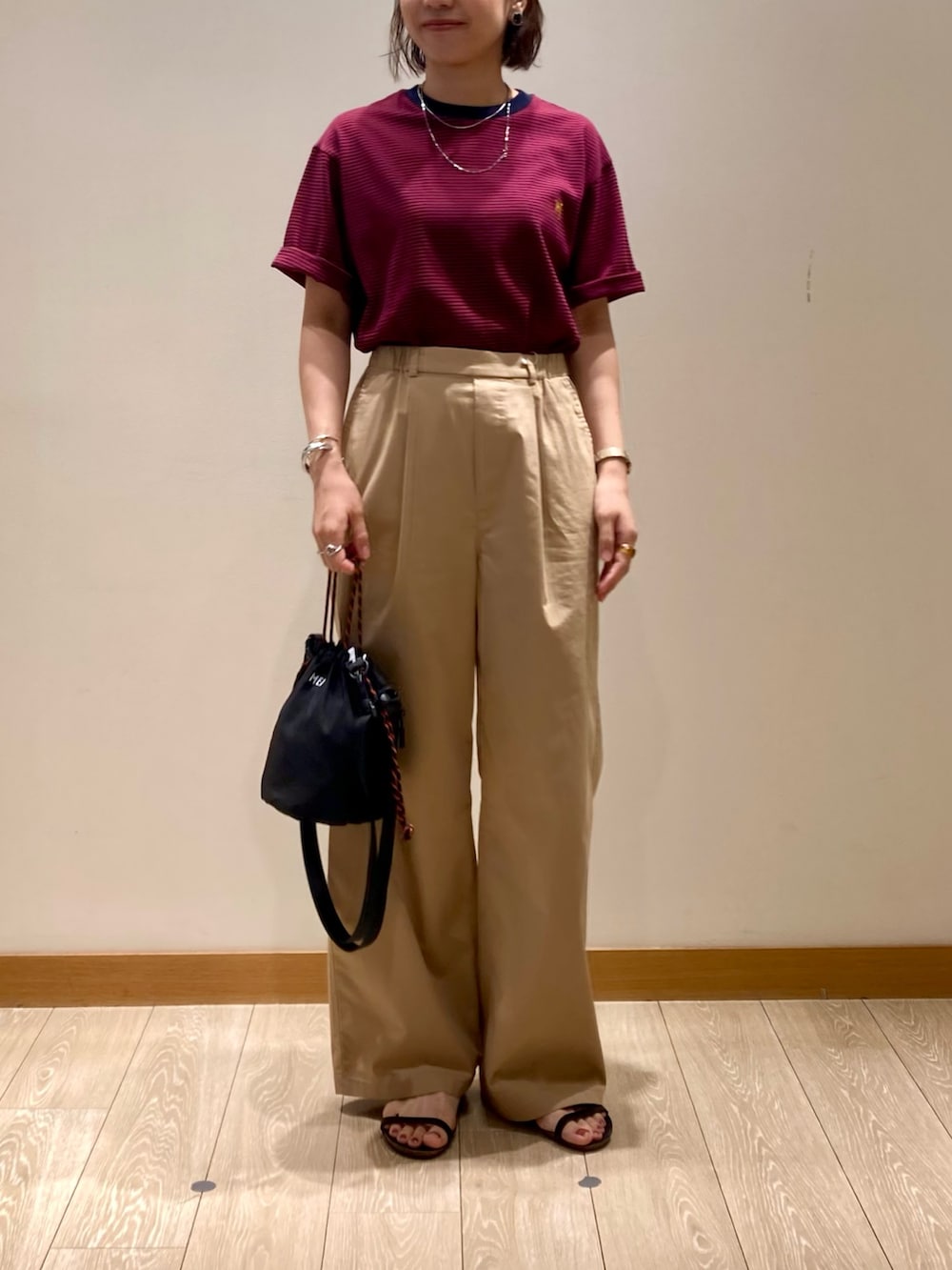 「カラーコーデ、テーマパークコーデ、シンプルコーデ、夏コーデ、お出かけコーデ、ボーダー、夏、ラクチンコーデ、ユニセックス、Tシャツ、ママコーデ、パンツスタイル、ベージュ、ベージュパンツ、MEI」｜「MEIの【MEI/メイ】イージードロストキンチャクショルダーバッグ（ショルダーバッグ、ブラック系）」を使った、ishiさん（レディース・154cm）の夏コーディネートの2枚目の写真