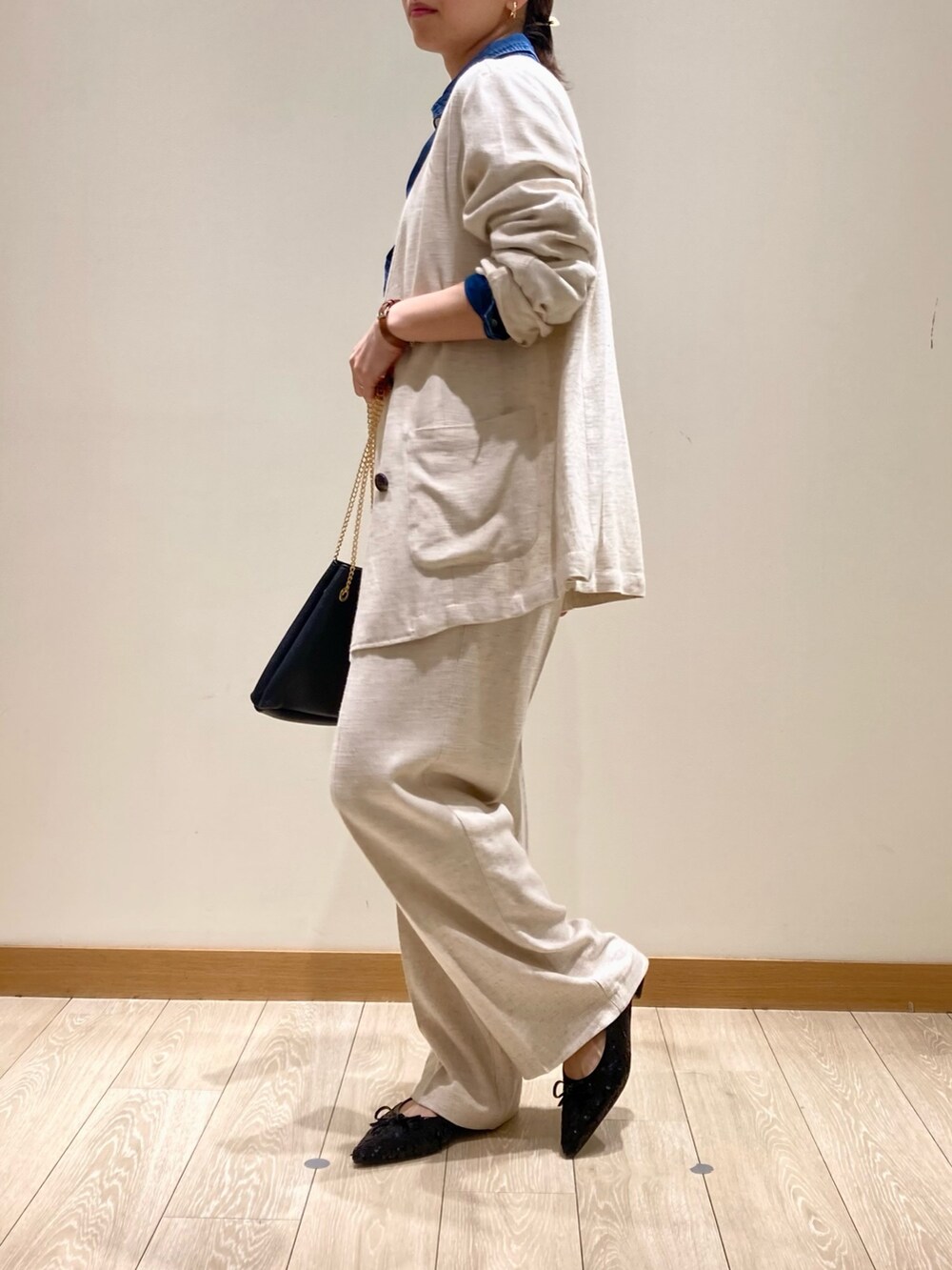 「お出かけコーデ、ジャケットスタイル、シンプルコーデ、春のNewスタイル、デニム、大人カジュアル、休日スタイル、リネン、セットアップ、ジャケット、デニムシャツ、着回しコーデ、きれいめカジュアル、低身長コーデ、パンツスタイル」｜「fredy emueのリネンブレンドタックスラックスパンツ（その他パンツ、ホワイト系）」を使った、ishiさん（レディース・154cm）の春コーディネートの7枚目の写真