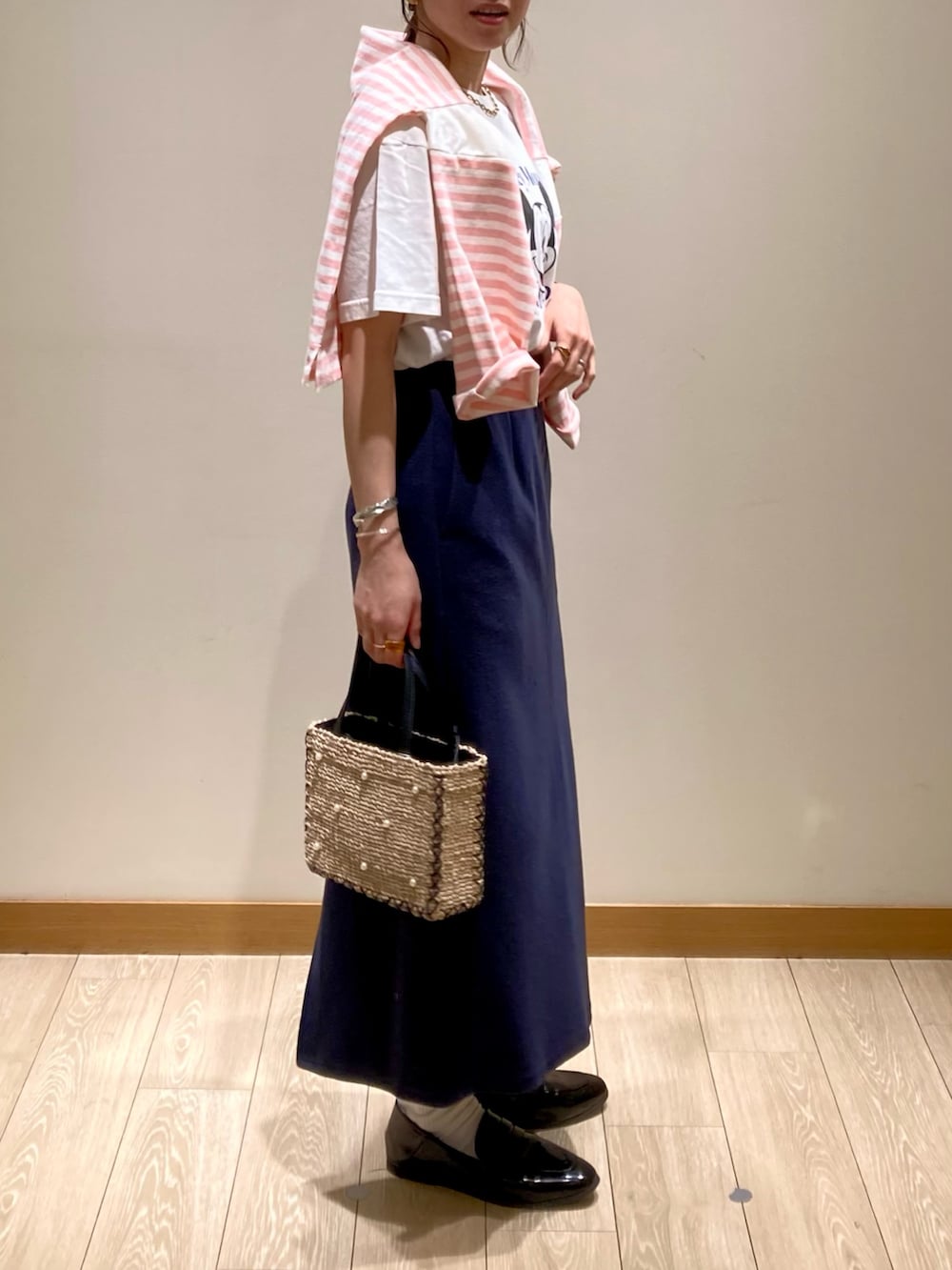 「春色、休日スタイル、ボーダー、お出かけコーデ、ボーダートップス、タイトスカート、ミッキー、スカート、Tシャツ、着回しコーデ、ピンク、かごバッグ、ディズニー、GOOD ROCK SPEED、オトナカジュアル」|「fredy emueのブークレ―ナロースカート(スカート、ブルー系)」を使った、ishiさん(レディース・154cm)の春コーディネートの4枚目の写真