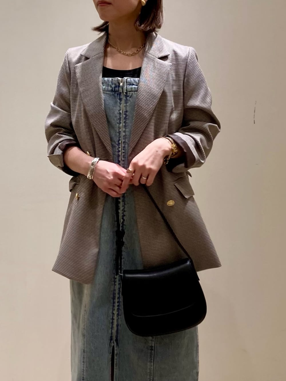 ブルー系のワンピース、ブラック系のショルダーバッグ、ブラック系のその他シューズを着用したレディースの春コーディネートの10枚目の写真