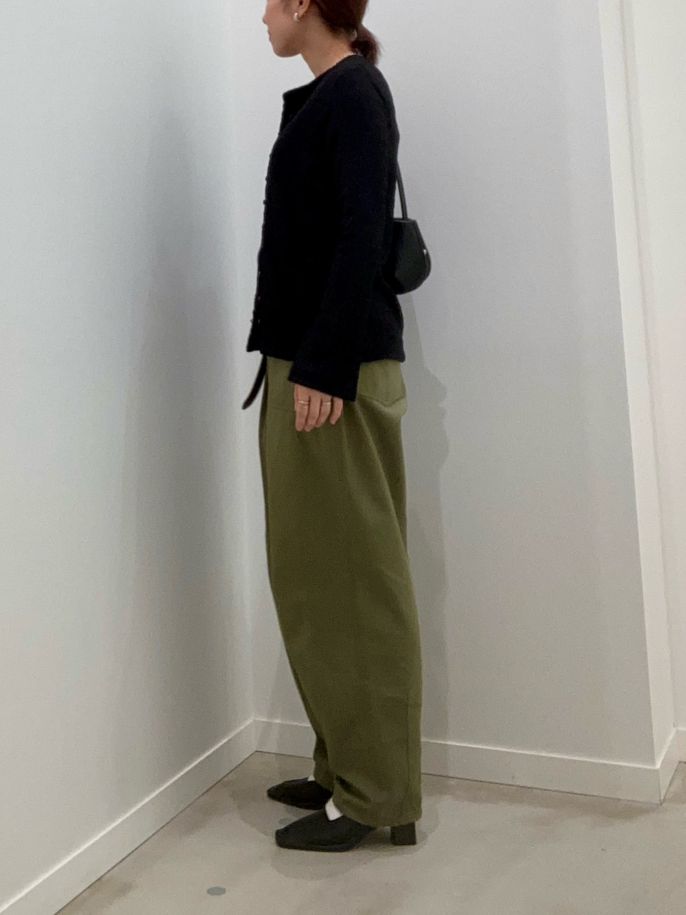 ブラック系のTシャツ/カットソー、ブラック系のショルダーバッグ、シルバー系のネックレスを着用したレディースの春コーディネートの5枚目の写真