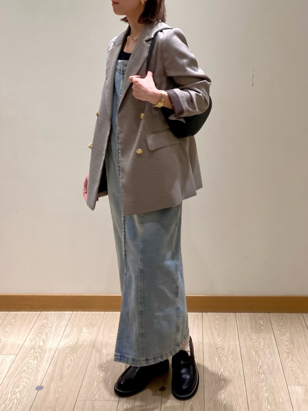 ブルー系のワンピース、ブラック系のショルダーバッグ、ブラック系のその他シューズを着用したレディースの春コーディネートの7枚目の写真