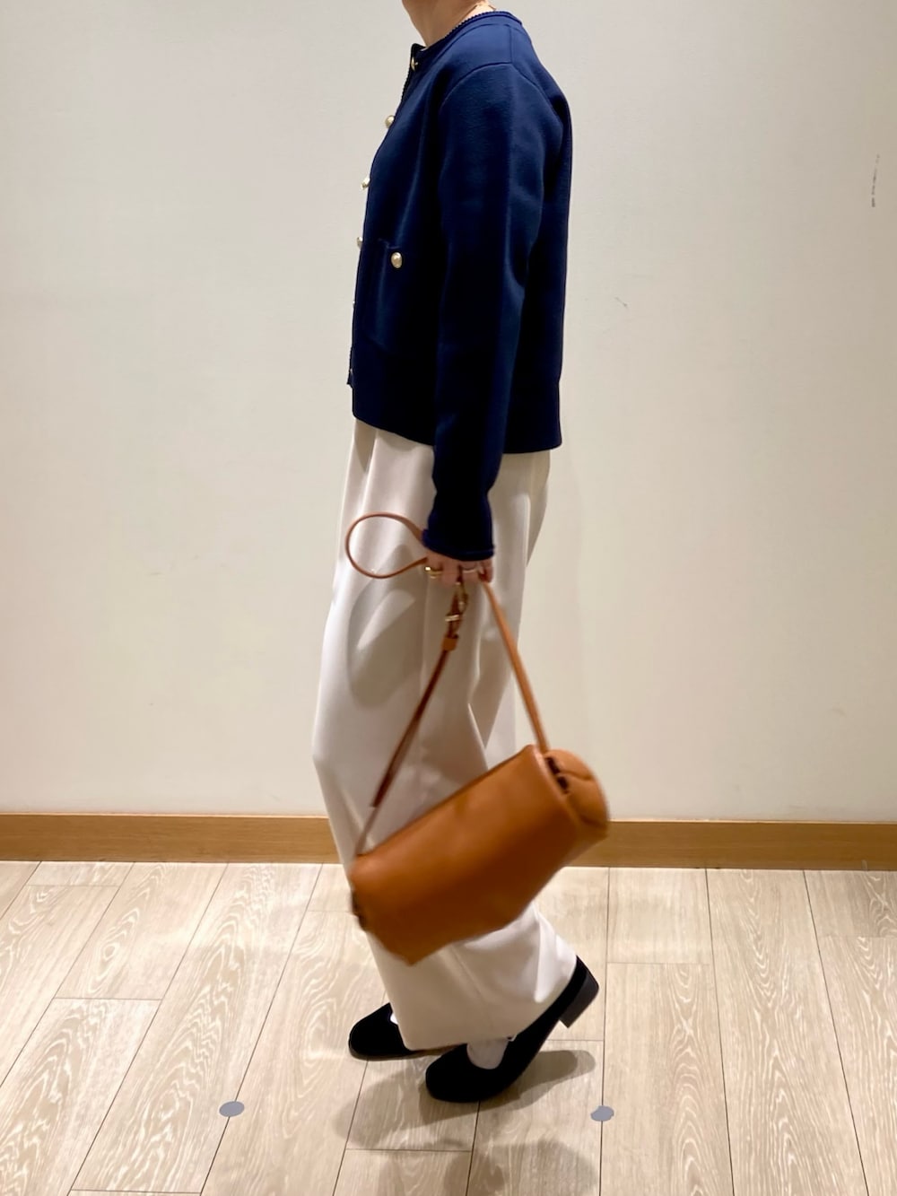 「レイヤードスタイル、カーディガン、ショルダーバッグ、お出かけコーデ、ミッキー、着回しコーデ、パンツスタイル、ホワイト、ネイビー、低身長、羽織り、秋冬コーデ、大人カジュアル、ニットカーディガン、休日スタイル」｜「fredy emueのとろみwarmストレートイージーパンツ（その他パンツ、ホワイト系）」を使った、ishiさん（レディース・154cm）の秋コーディネートの7枚目の写真