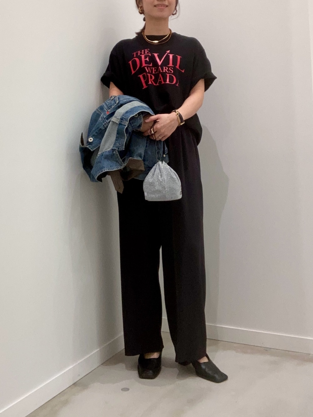 ブラック系のTシャツ/カットソー、ブルー系のデニムジャケット、ブラック系のその他パンツを着用したレディースの夏コーディネートの2枚目の写真