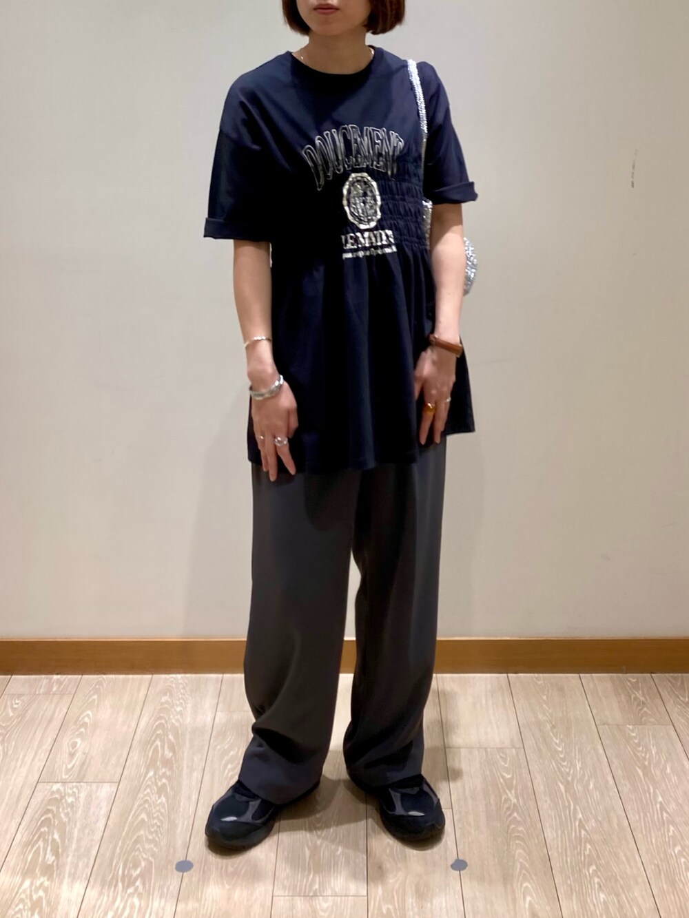 「ワイドパンツ、春夏コーデ、シンプルコーデ、休日スタイル、スニーカー、お出かけコーデ、低身長コーデ、シンプルスタイル、春服コーデ、カジュアルスタイル、スラックス、パンツスタイル、Tシャツ、ブラック、かごバッグ」｜「fredy emueのシャーリングロゴTシャツ（Tシャツ/カットソー、ブラック系）」を使った、ishiさん（レディース・154cm）の春コーディネートの3枚目の写真