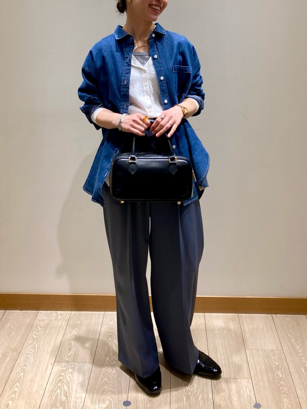 「ショルダーバッグ、大人カジュアル、休日スタイル、デニムシャツ、カーディガン、お出かけコーデ、シアートップス、春夏コーデ、シンプルコーデ、春服コーデ、パンツスタイル、デニム、着回しコーデ、低身長、レザー」｜「fredy emueのライトオンスデニムシャツ（シャツ/ブラウス、ブルー系）」を使った、ishiさん（レディース・154cm）の春コーディネートの10枚目の写真