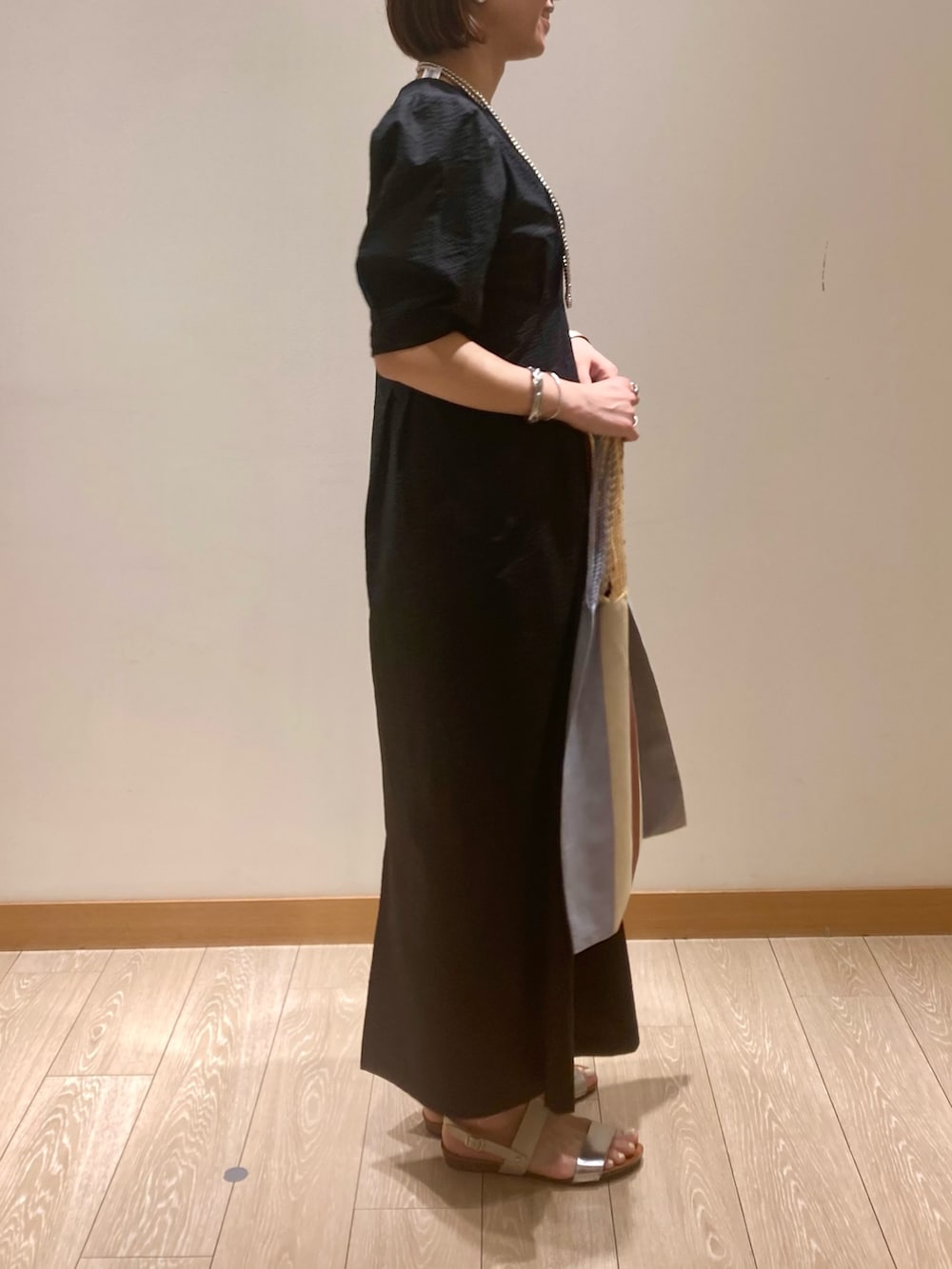 「低身長コーデ、ワンピース、ロングスカート、きれいめカジュアル、夏コーデ、着回しコーデ、夏、ラクチンコーデ、ブラック、半袖ワンピース、ハンモックバッグ、シンプルコーデ、体型カバー」｜「fredy emueのコットンリップルウエストシェイプワンピース（ワンピース、ブラック系）」を使った、ishiさん（レディース・154cm）の夏コーディネートの4枚目の写真
