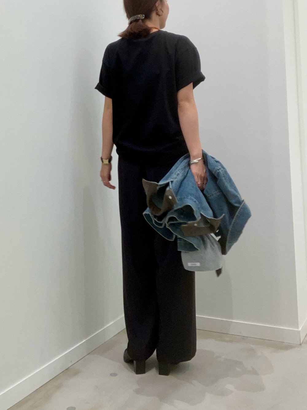 ブラック系のTシャツ/カットソー、ブルー系のデニムジャケット、ブラック系のその他パンツを着用したレディースの夏コーディネートの4枚目の写真