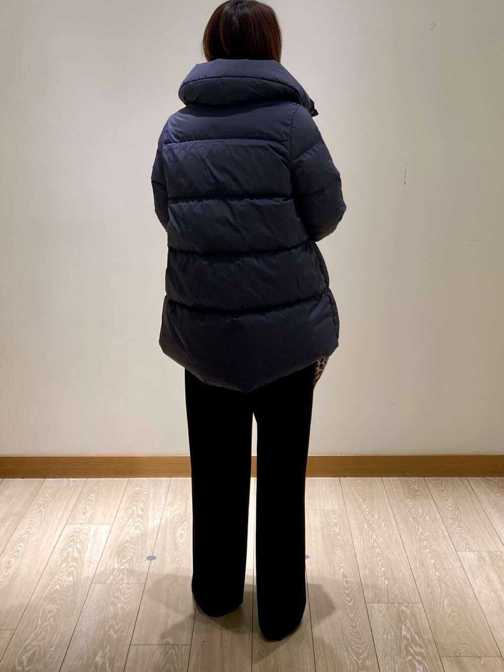 ブラック系のその他パンツ、グレー系のダウンジャケット/コート、イエロー系のニット/セーターを着用したレディースの冬コーディネートの5枚目の写真