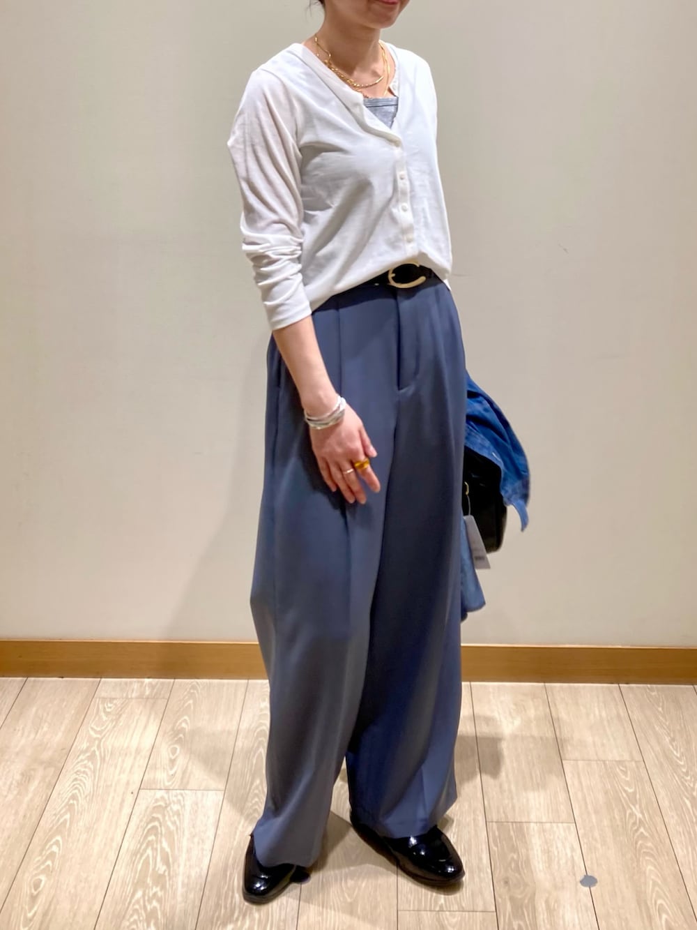 「デニムシャツ、休日スタイル、カーディガン、お出かけコーデ、シアートップス、ショルダーバッグ、大人カジュアル、ラクチンコーデ、パンツスタイル、着回しコーデ、オトナカジュアル、低身長女子、シンプル、デニム、ホワイト」｜「fredy emueのライトオンスデニムシャツ（シャツ/ブラウス、ブルー系）」を使った、ishiさん（レディース・154cm）の春コーディネートの3枚目の写真