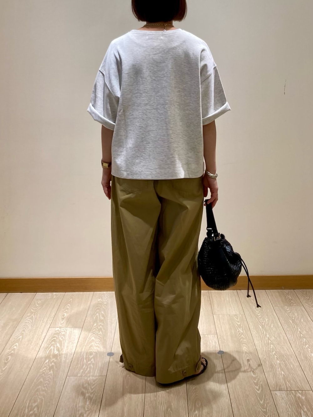 「サンダル、夏コーデ、お出かけコーデ、パンツコーデ、夏服コーデ、ラクチンコーデ、シンプルカジュアル、シンプル、サーカスパンツ、ベージュ、ベージュパンツ、体型カバー、パンツスタイル、ミリタリー、Tシャツ」｜「fredy emueのPPラフィア巾着2WAYショルダーバッグ（かごバッグ、ブラック系）」を使った、ishiさん（レディース・154cm）の夏コーディネートの5枚目の写真
